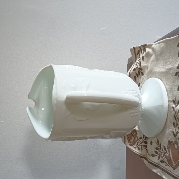 Colony vintage milk glass pitcher - Picture 2 of 4